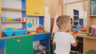 küçük çocuk ne pişiyor oynuyor