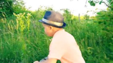 küçük çocuk pedallar olmadan bir bisiklet sürme