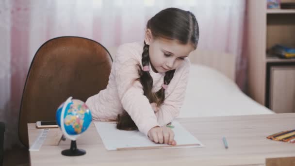 Küçük Kız Çiziyor — Stok video