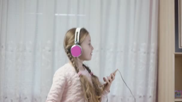 Niña con auriculares — Vídeo de stock