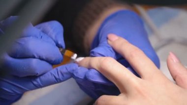 bir fırça ile vernik uygulama