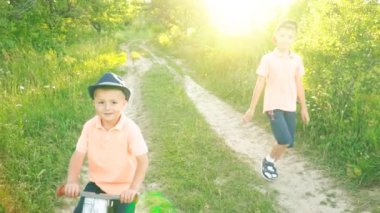 İki kardeş aynı T-shirt