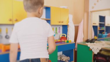 küçük çocuk ne pişiyor oynuyor