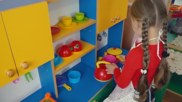 Petite fille jouer dans la cuisine des aliments — Video