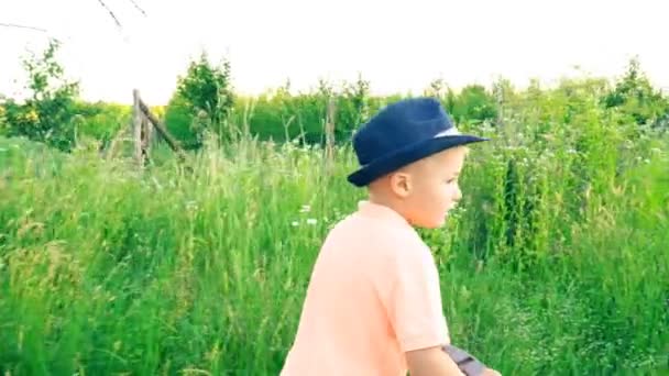 Liten pojke som rider en cykel utan pedaler — Stockvideo