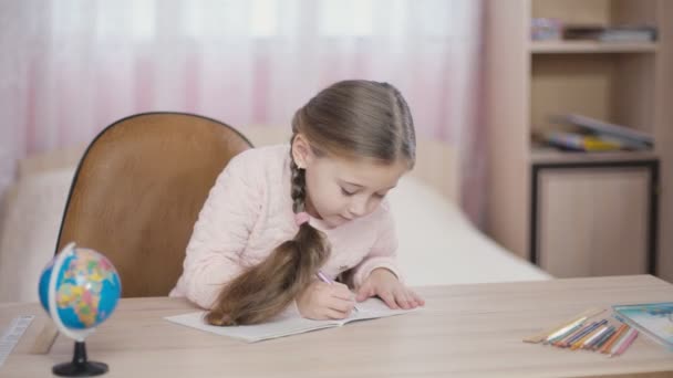 Het kleine meisje schrijft — Stockvideo