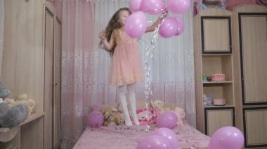 küçük kız topları ile atlama