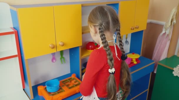 Niña jugando en la cocina de alimentos — Vídeo de stock