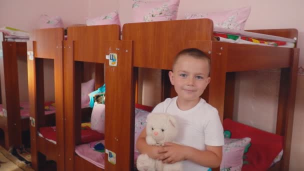 幼稚園の寝室でベッドに行くと小さな男の子 — ストック動画
