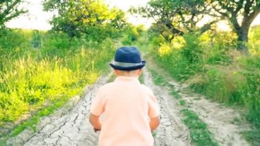 küçük çocuk pedallar olmadan bir bisiklet sürme