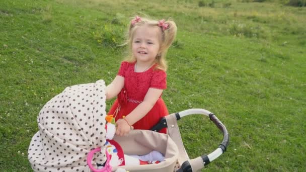 Kleines Mädchen mit Kinderwagen — Stockvideo