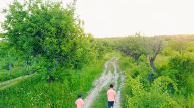 İki kardeş aynı T-shirt