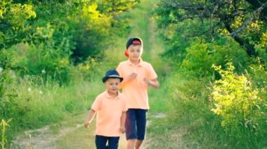 İki kardeş aynı T-shirt