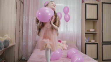 küçük kız toplar atar