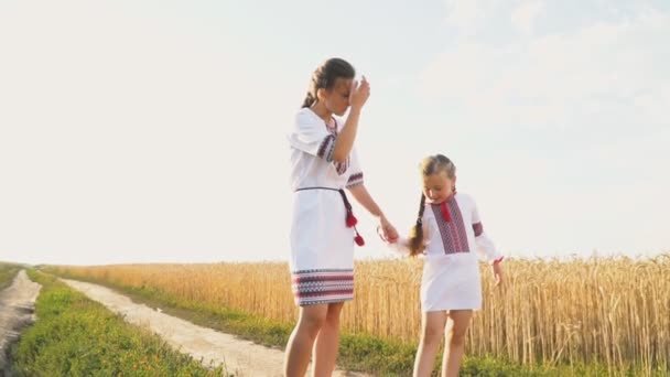 Madre con hija — Vídeos de Stock