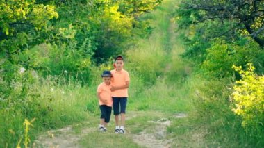 İki kardeş aynı T-shirt