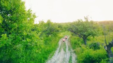 İki kardeş aynı T-shirt