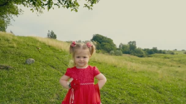 Niña en vestido rojo — Vídeo de stock