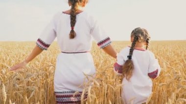 Anne ve bebek ile bir buğday gidiyoruz