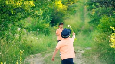 İki kardeş aynı T-shirt