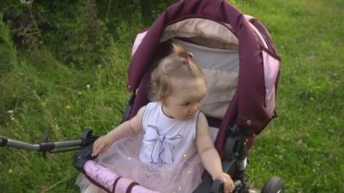 küçük kız bir bebek arabası tesisi