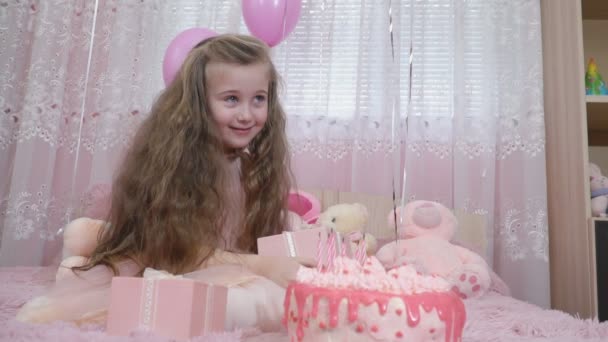 Kleines Mädchen in der Nähe des Kuchens — Stockvideo