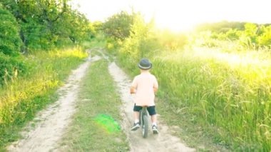 küçük çocuk pedallar olmadan bir bisiklet sürme
