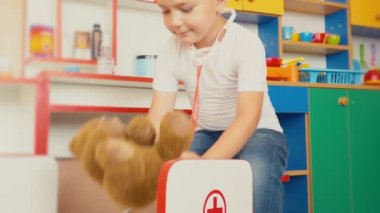 küçük çocuk Doktor oynuyor