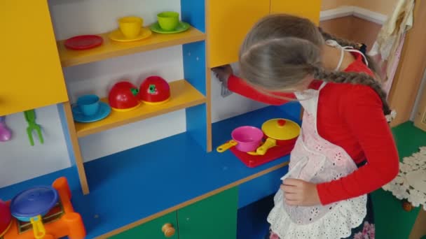 Menina brincando na comida de cozinha — Vídeo de Stock