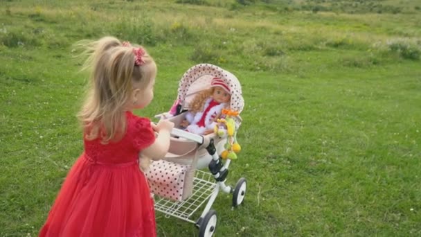 Маленькая девочка с коляской — стоковое видео