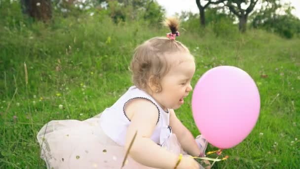 Petite fille joue avec un ballon