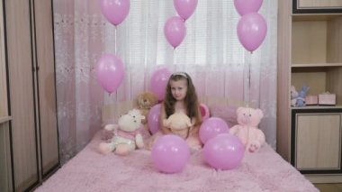 Kız kanepede oturuyor