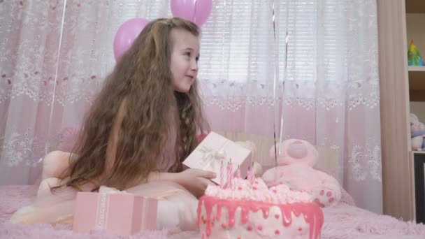 Mała dziewczynka w pobliżu ciasto — Wideo stockowe