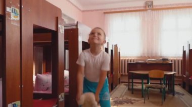 küçük çocuk yatağa gider