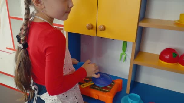 Niña Cocinando Comida Una Cocina Juguete — Vídeo de stock