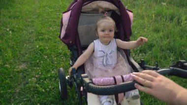 küçük kız bir bebek arabası tesisi