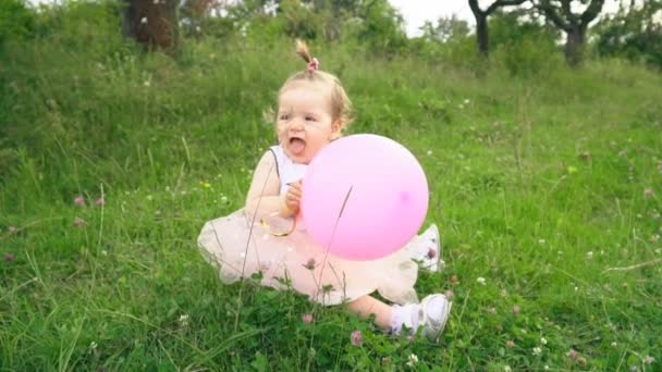 Flickan leker med en ballong. — Stockvideo