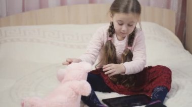 küçük kız tablet görünüyor