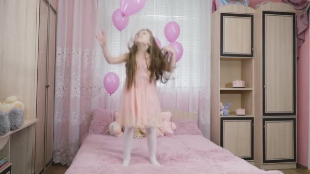 Bambina lancia le palle — Video Stock