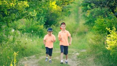 İki kardeş aynı T-shirt