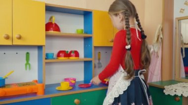 küçük kız yemek yemek oynamaktan