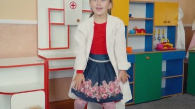 küçük kız doktor oynuyor