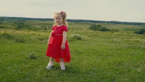 Kleines Mädchen im roten Kleid — Stockvideo