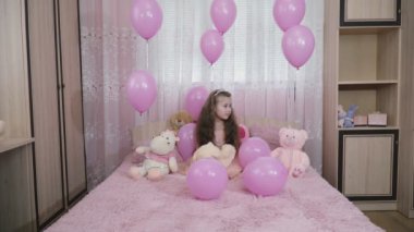 Kız kanepede oturuyor