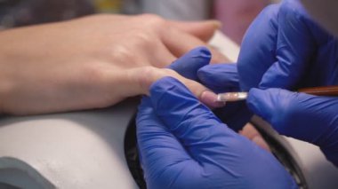 bir fırça ile vernik uygulama