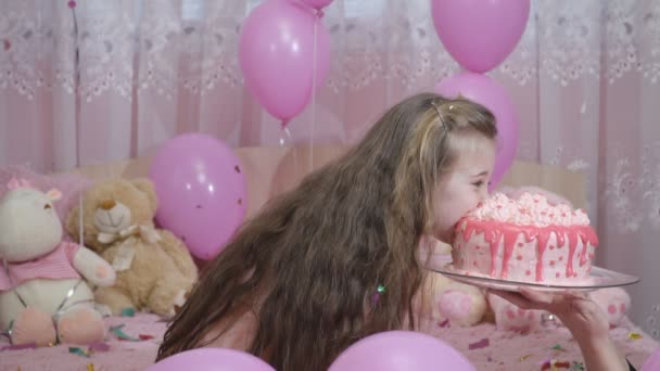 Little girl is trying a cake — Stock Video