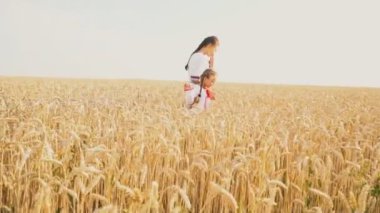 Anne ve bebek ile bir buğday gidiyoruz