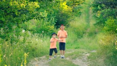 İki kardeş aynı T-shirt