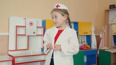 küçük kız doktor oynuyor