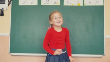 Kız blackboard duruyor